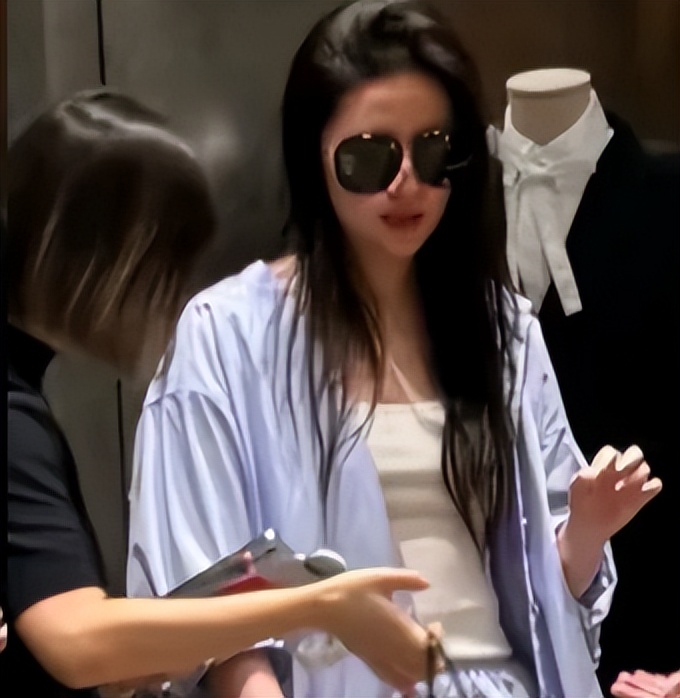 刘亦菲穿着清凉成都逛街!双腿粗壮胖到没脚踝,肥硕肚腩成大亮点