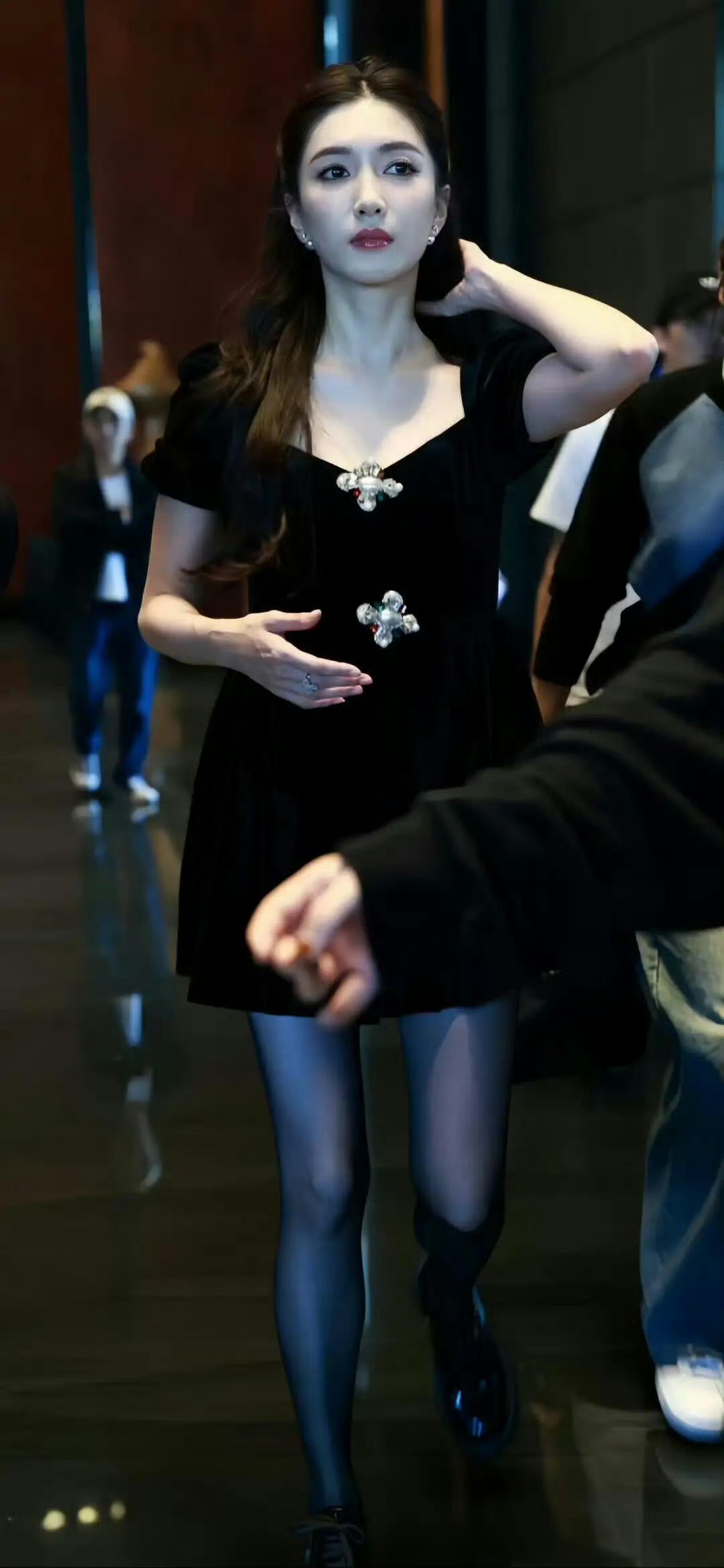 江疏影这套衣服好眼熟，好像是张雨绮穿过那套吧！ ???