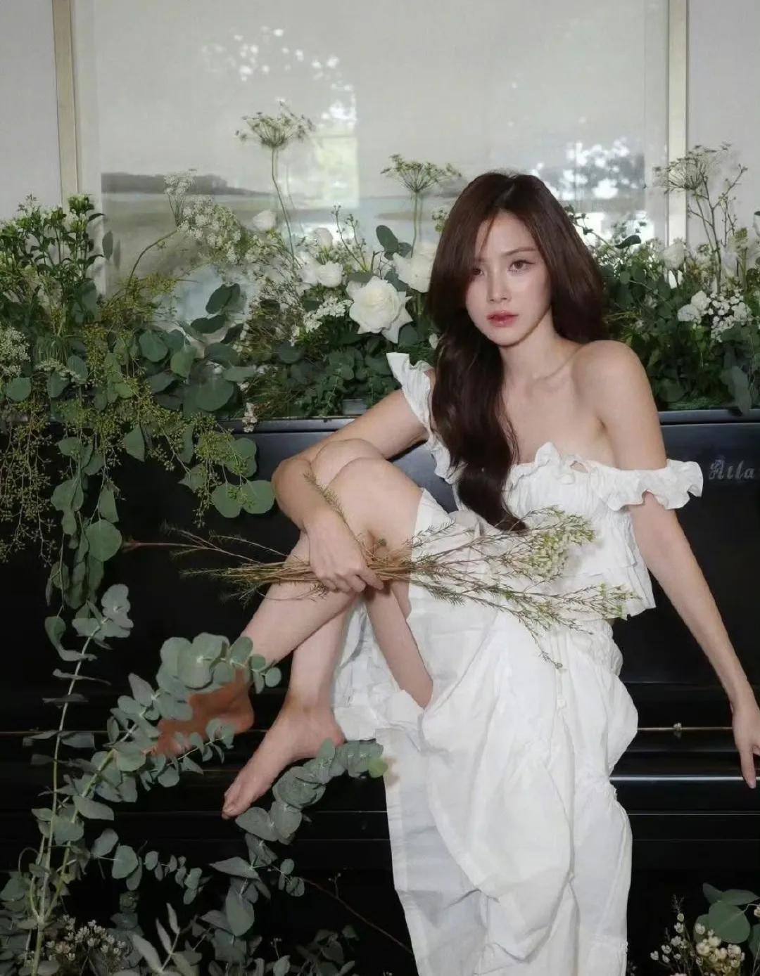 好美!泰星小水身穿白色套装裙庆祝33岁生日,不介意拍百合剧