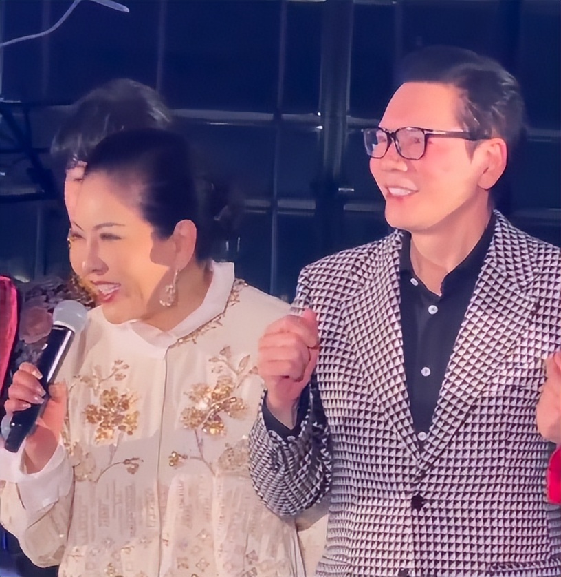 吕良伟70岁寿宴众星云集！向太憨笑比李湘还胖，甄子丹啤酒肚抢镜