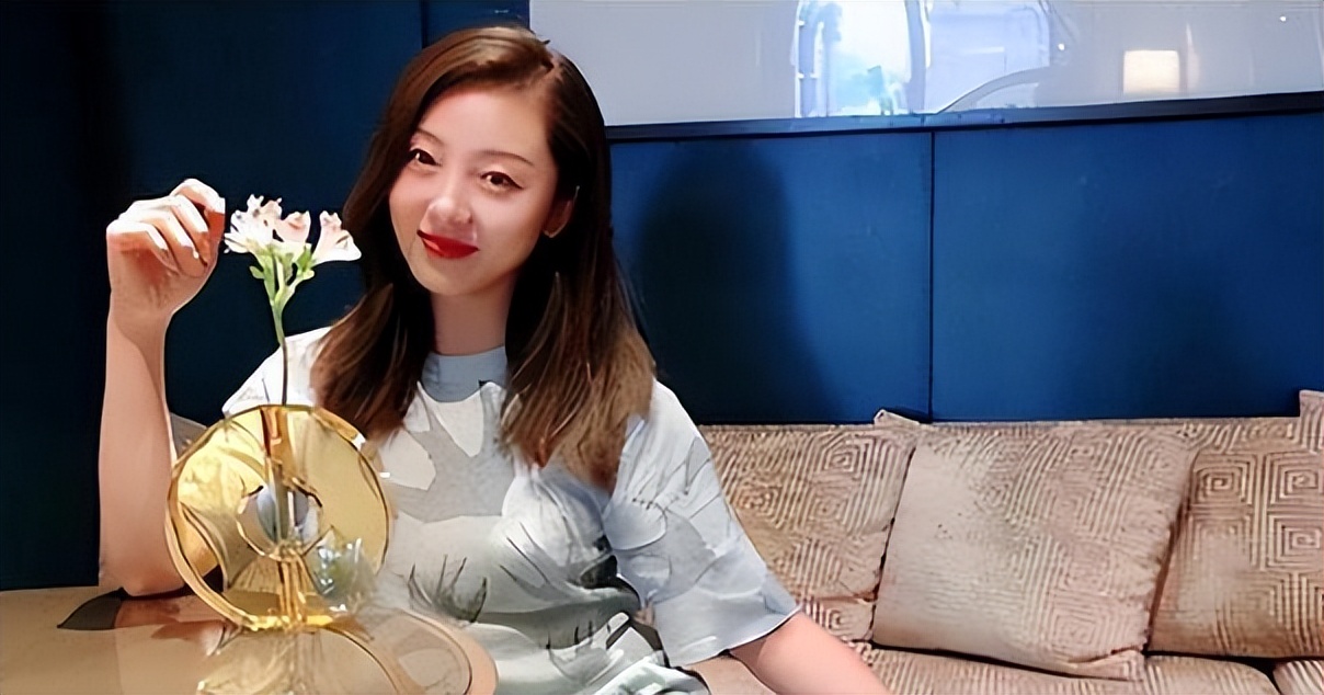 她在“非诚勿扰”上站五年，爆灯无数却不牵手，最终只能选择退出