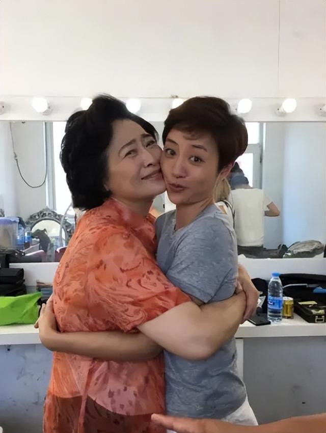 她是上海人民的骄傲，嫁大12岁恩师为妻，如今丈夫已是北影院长