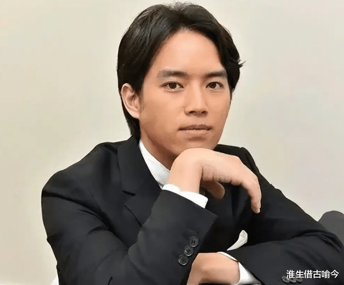 山口百惠的两个儿子：穿西装一个文雅一个英武，不输爸爸三浦友和