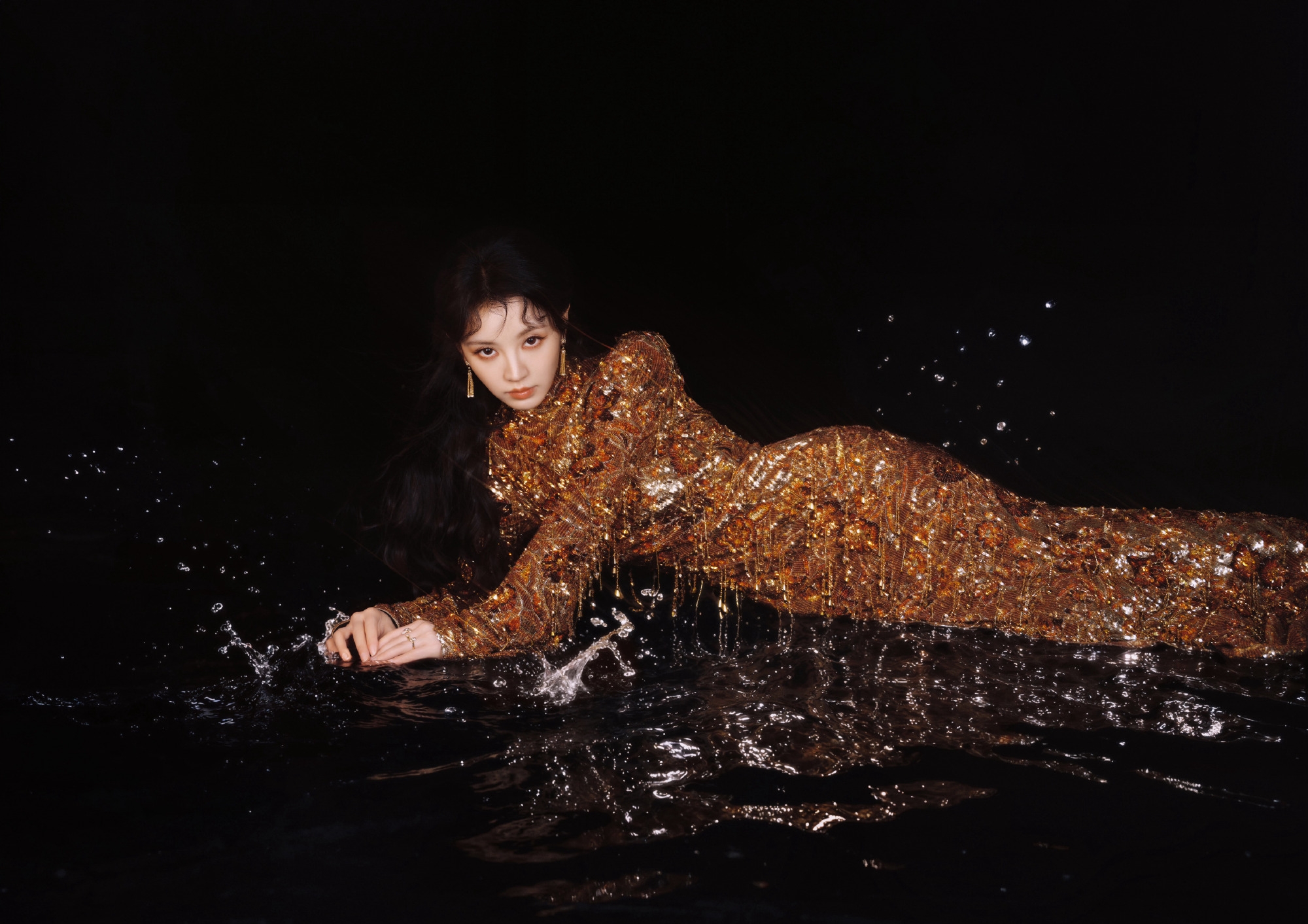 田曦薇星光大赏出图，穿金色流苏裙，完全女王来的，期待红毯呀！