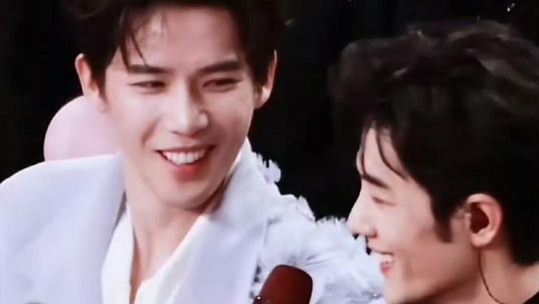 谁懂跨年晚会肖战王安宇两次“相视而笑”的含金量？