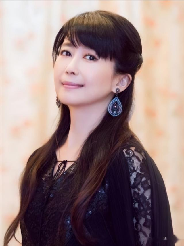 孟庭苇现状：风韵犹存容颜不改，56岁单身潇洒，儿子18岁长得超帅