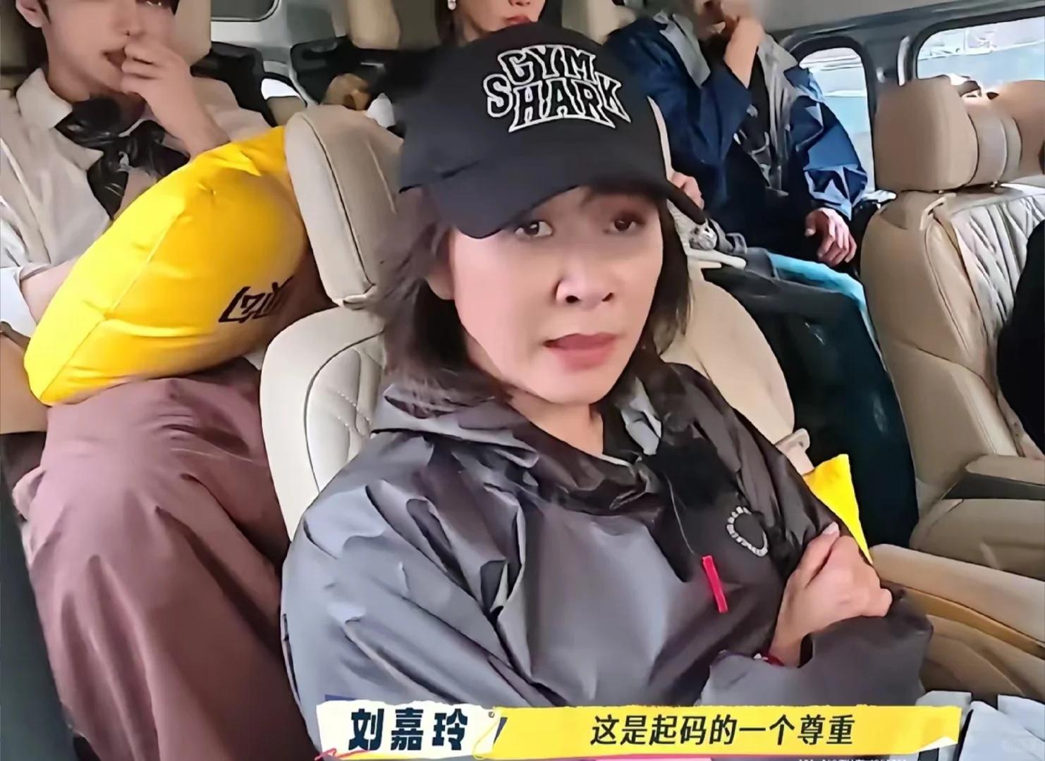 刘嘉玲庆祝60岁大寿,穿深V裙身材依旧火辣,香港名流上门送祝福