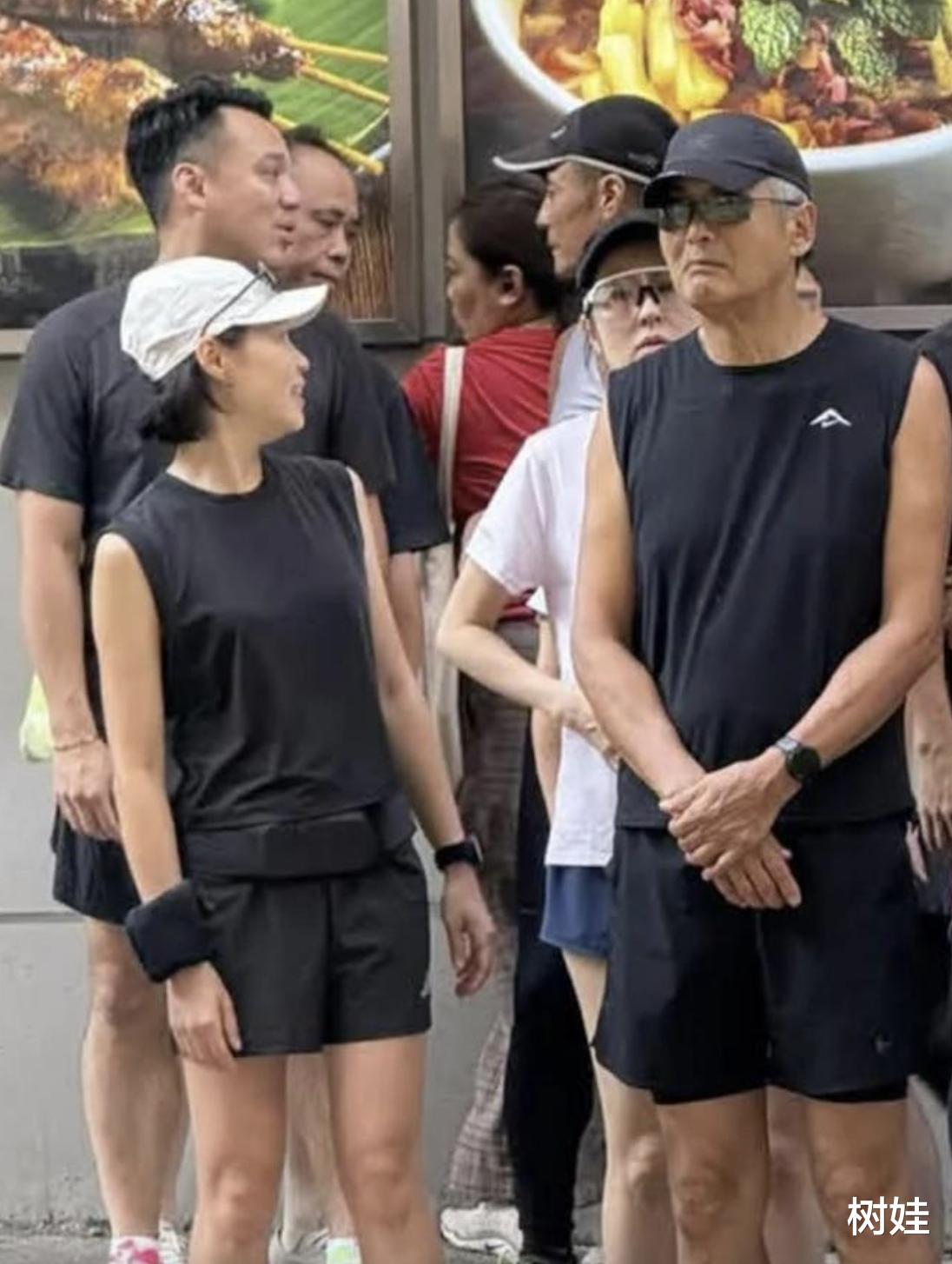 56岁彭羚现身看演唱会,同框梁咏琪气质温婉,长年练禅柔身材匀称