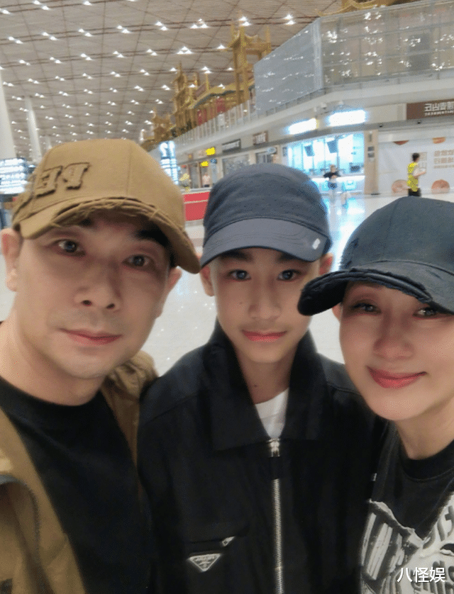 赵文卓妻女北京别墅赏秋，院里满是落叶，仨子女只有小女儿留身边