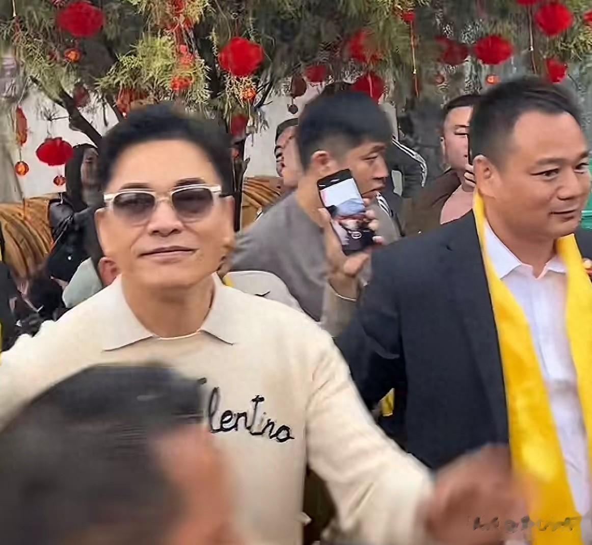 68岁吕良伟父子回陆川祭祖！开劳斯莱斯倍有面，因生于越南惹争议