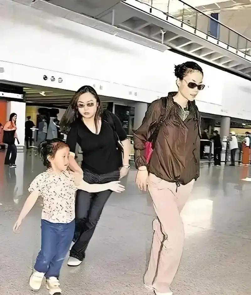 窦靖童香港开演唱会！谢霆锋送花篮，俩人认识超20年，处得像朋友