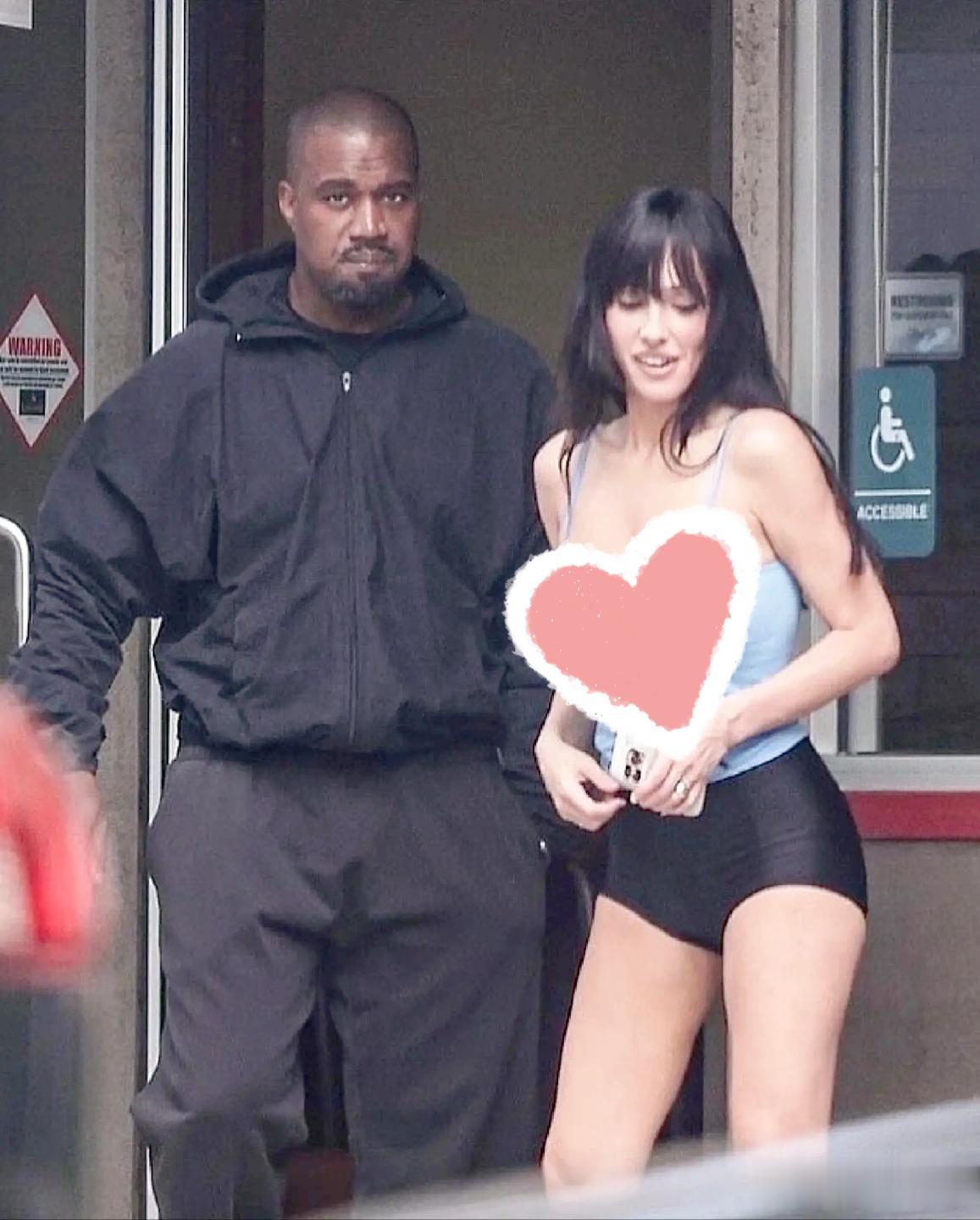 比安卡时尚造型引人关注,疑似内搭空气,身前微妙细节暗藏玄机?