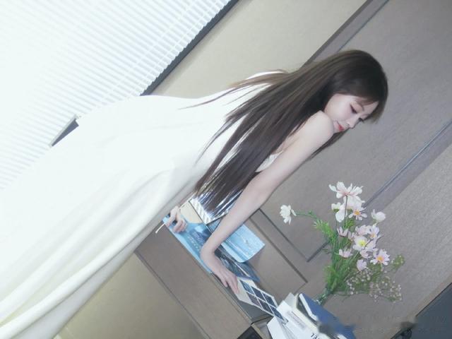 祝绪丹最新美照,一席白色连衣裙元气满满,是谁的白月光回国了?