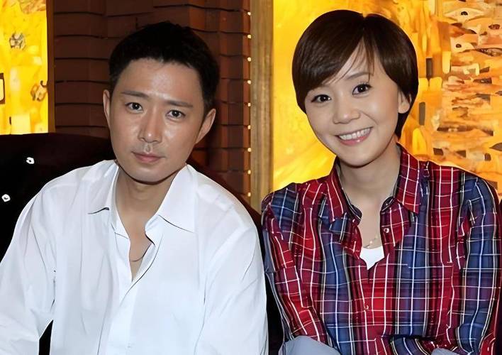 47岁女星王一楠接闺女放学，住豪宅却挤地铁，被人叫错名字好尴尬