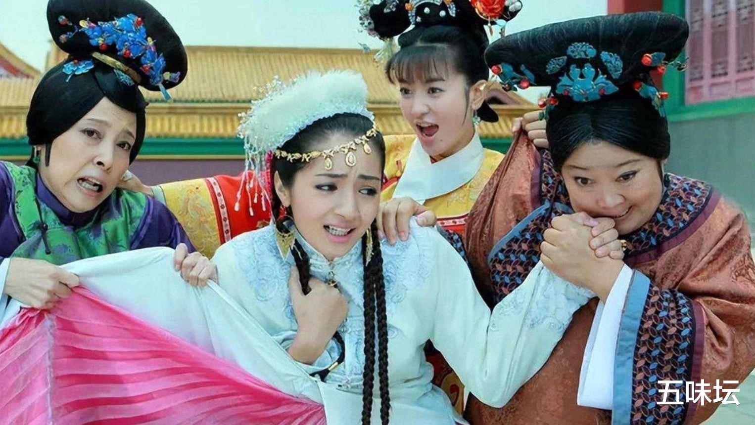 女星李晟录制节目时岔腿坐姿引讨论,医生称放松姿态有益健康