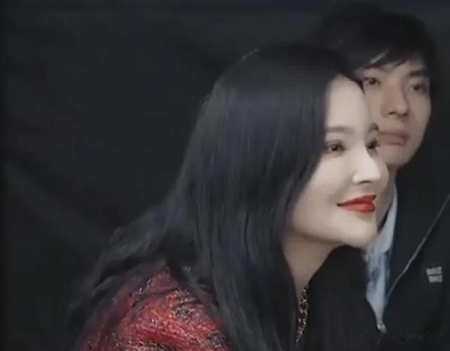 哺乳期走红毯成众矢之的，13年后，她仅用25秒，狠狠打脸内娱