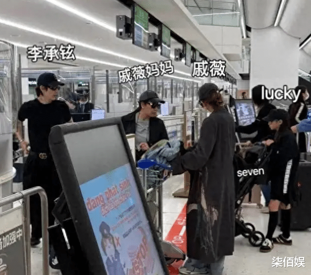 戚薇带儿女逛潮牌店，2岁儿子跟李承铉留同款发型，一家都好会穿