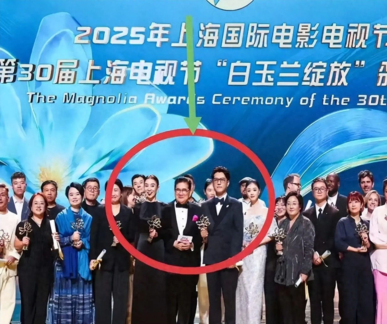 好好的白玉兰奖变\社死现场\！曹可凡这两个动作被骂上热搜！