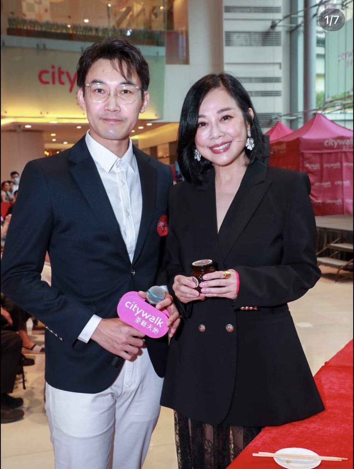 陈松伶回香港过国庆，穿短裤参加宴会身材苗条，小9岁丈夫好健硕