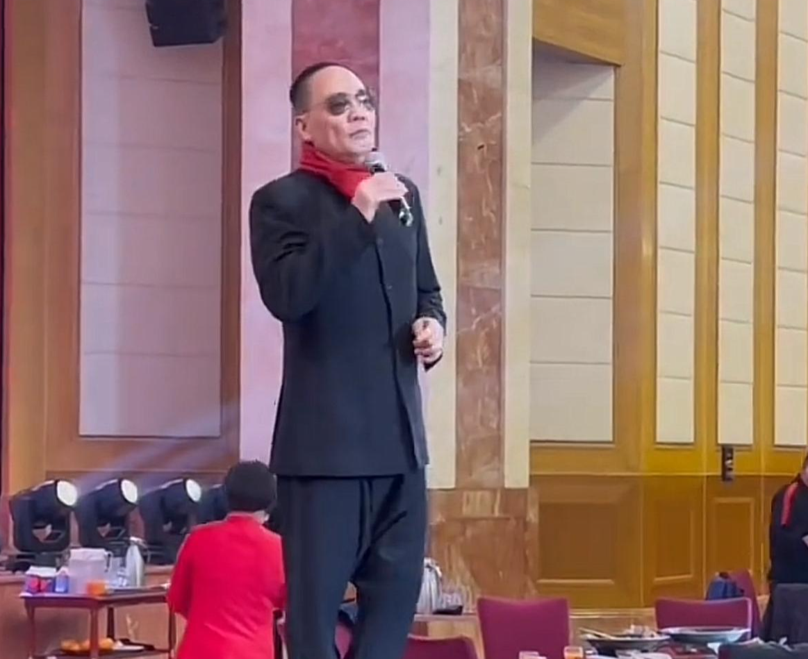 太豪横!佛山欧府办寿宴,现场邀7位知名港星,又唱又跳显落魄