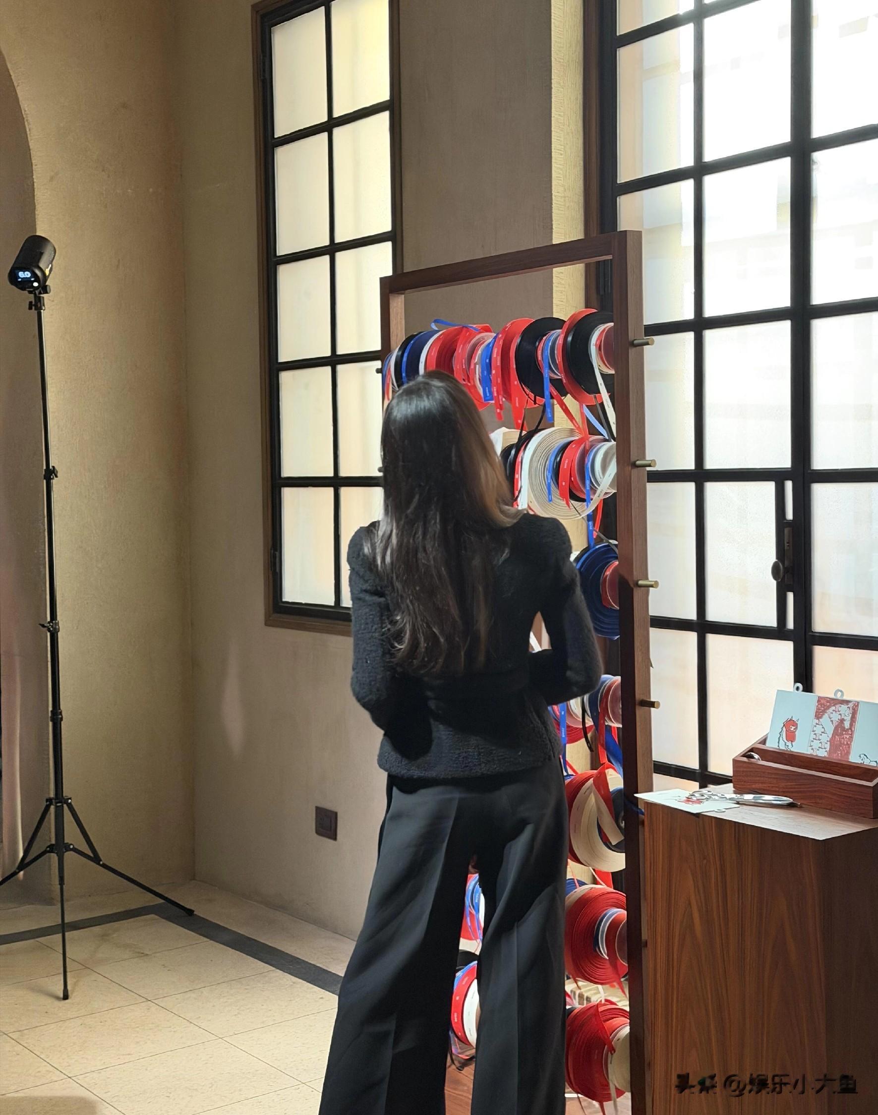 刘诗诗上海出席CELINE活动，廓形毛呢外套搭配阔腿裤，温柔又漂亮