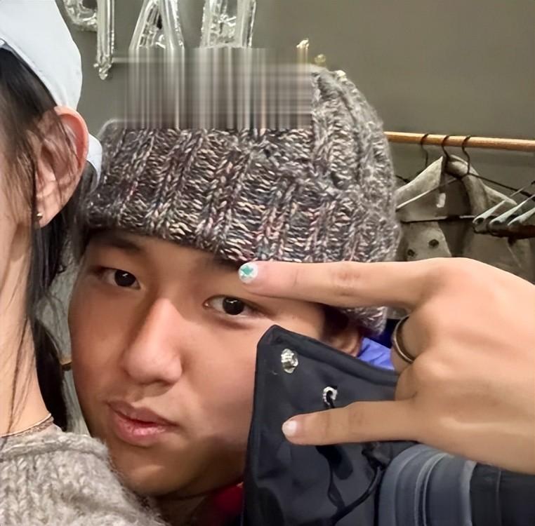 白百何自曝儿子不喊自己妈!18岁元宝鼻头大皮肤黑,但比亲爸帅气