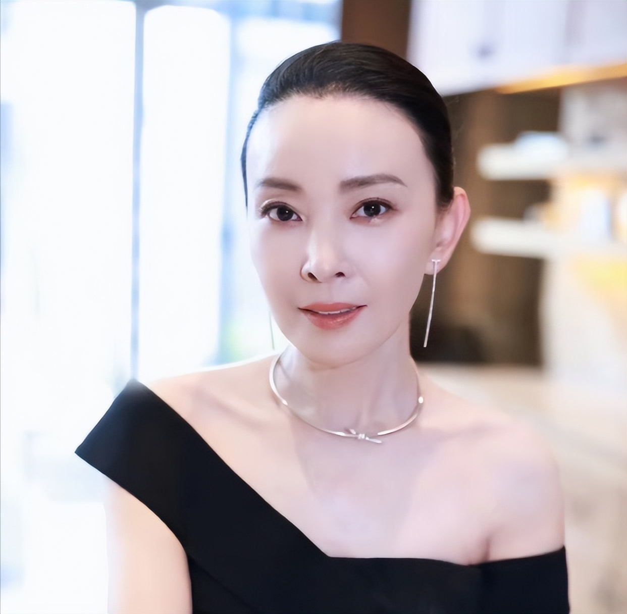 曾是最美央视才女,甩掉孙红雷嫁给张嘉益,37岁再嫁富豪成赢家?