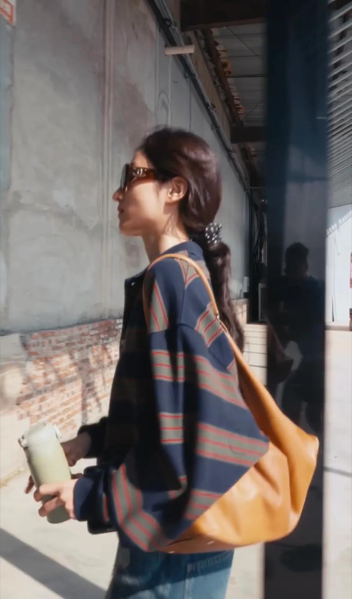 刘亦菲爱吃肉,杨幂穿睡衣上班,迪丽热巴又捂上了,宋佳私服帅气