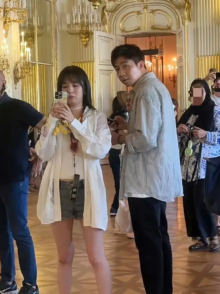 37岁王晓晨线下活动,穿碎花裙好娇俏,真人怼脸有双下巴但身材好