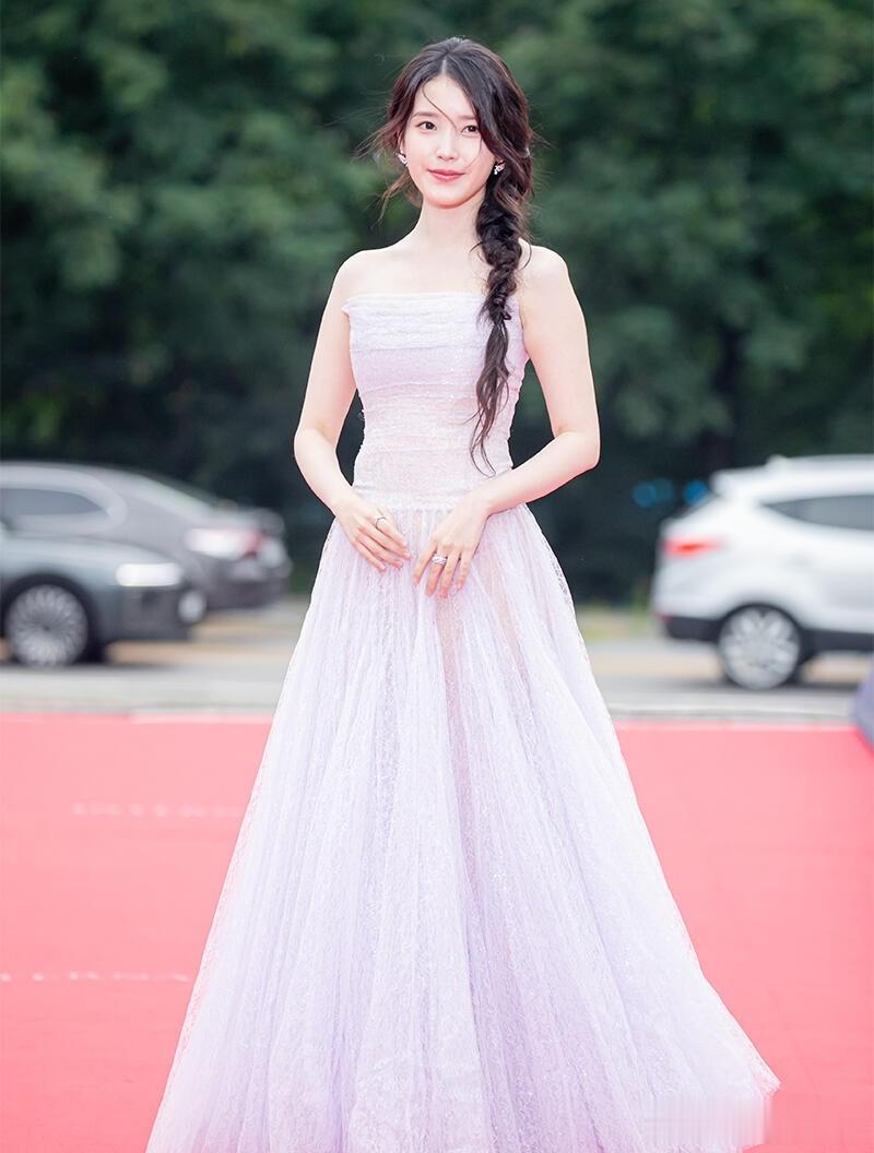 李知恩现身首尔电视剧大赏红毯，穿蕾丝蓬蓬裙扎麻花辫 自然又高级