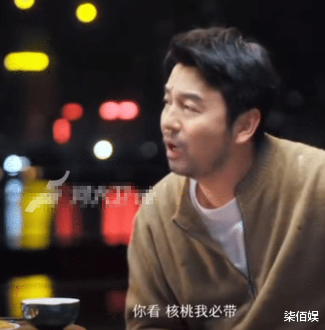 雷佳音清迈度假，妈妈妻女都很会穿，就他穿拖鞋盘着核桃没明星样