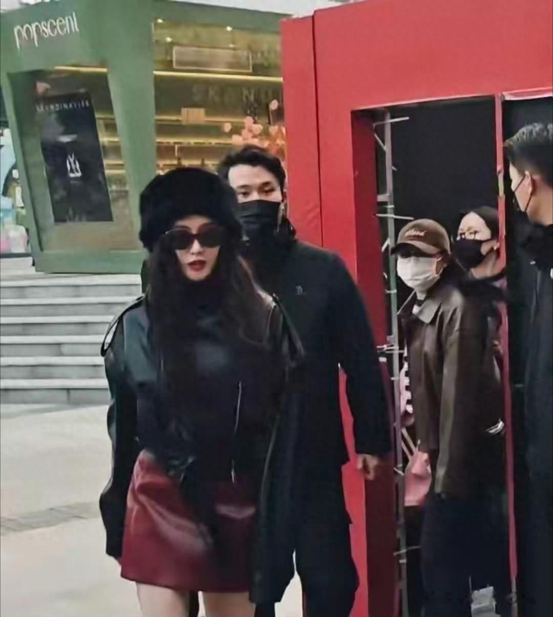 江疏影上海活动酷飒出圈 皮衣皮靴造型气场拉满