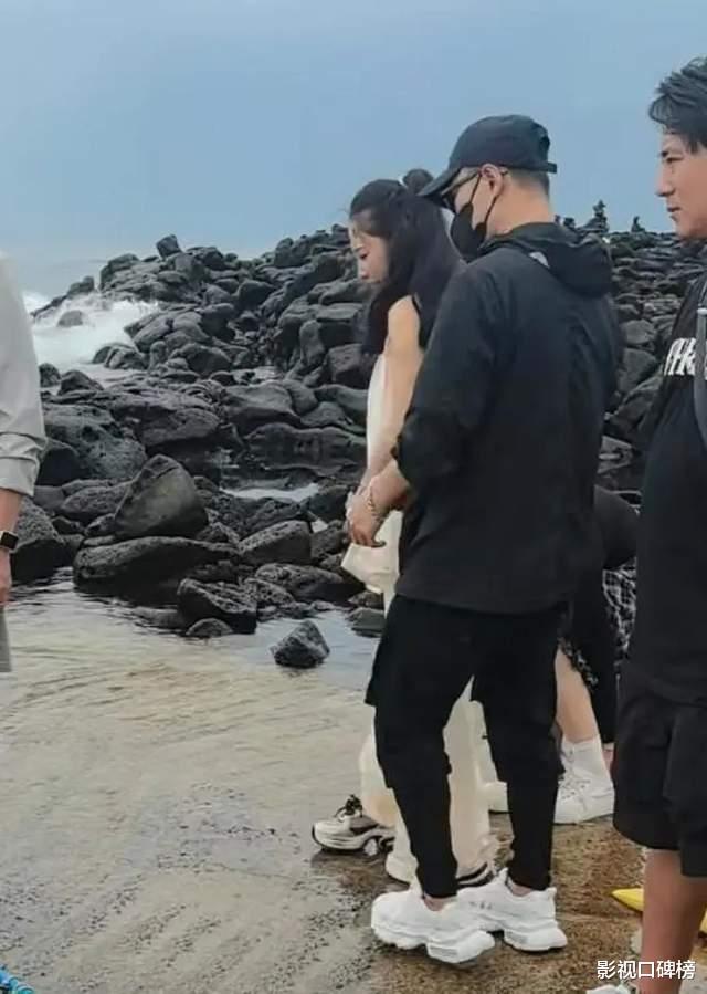 汪峰与女友乘坐私人飞机前往济州岛?两人很甜蜜,还有助理随行