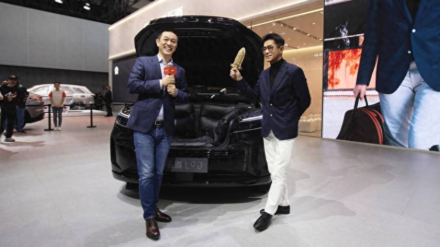 古天乐现身广州车展被偶遇，帅气逼人，果然法拉利老了也是法拉利