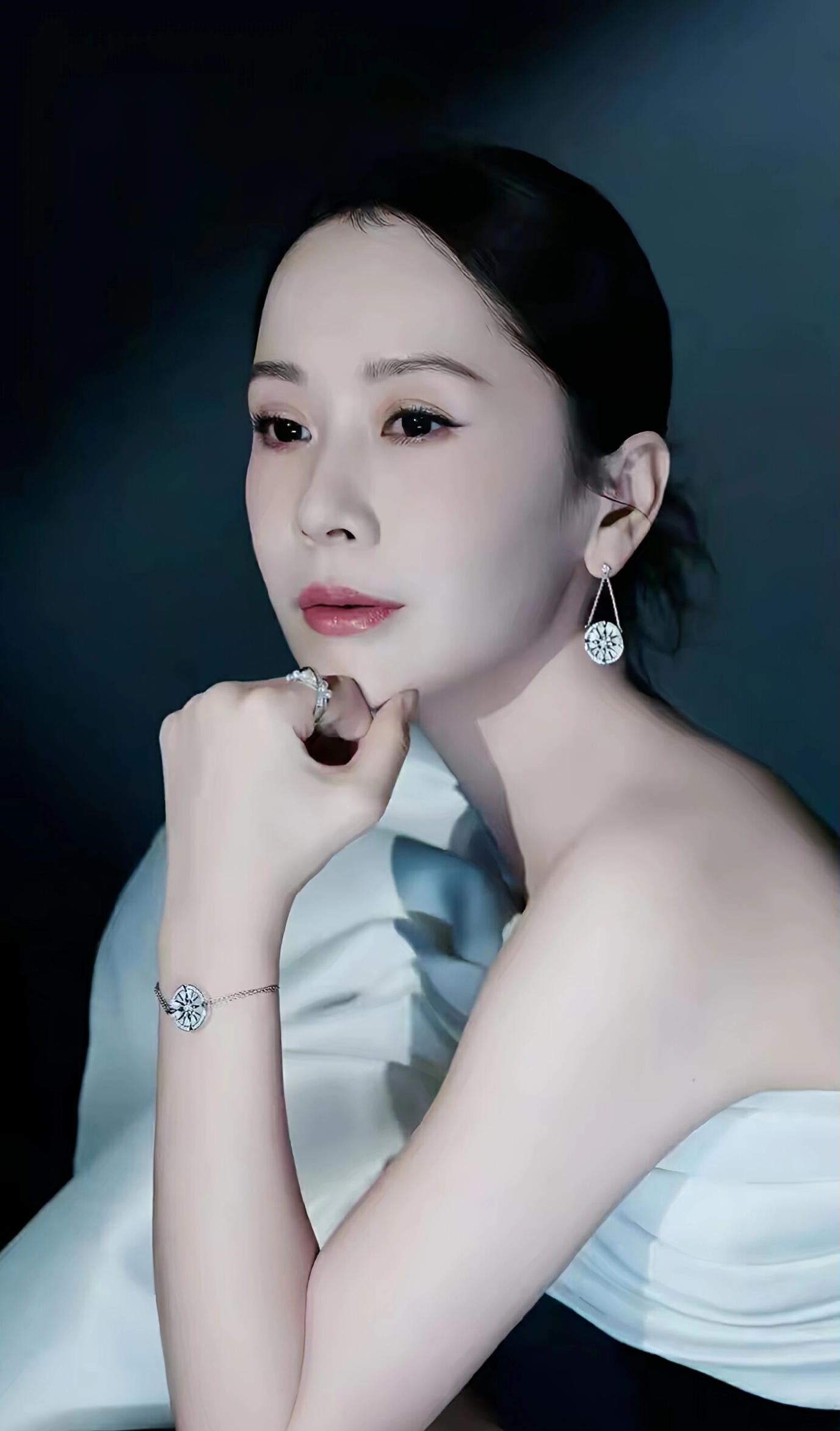 47岁海清近照曝光，身材暴瘦，脸部皮松肉垮，头发花白像老太太