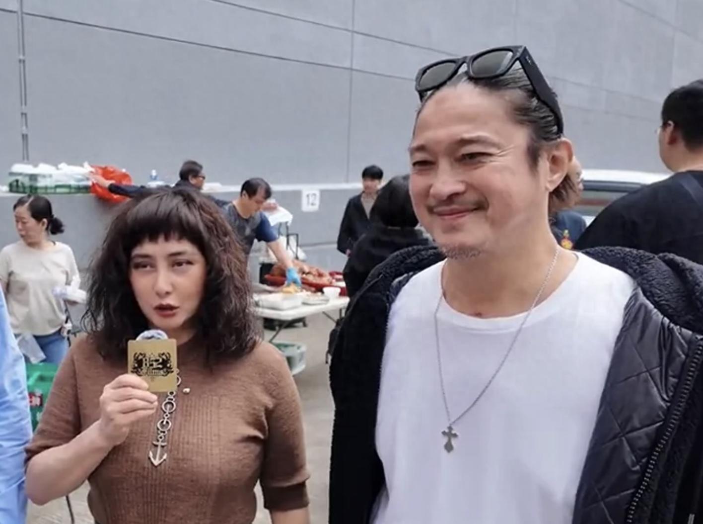 何超仪丈夫大病康复后罕露脸，满面红光圆润了不少，私人医生同场