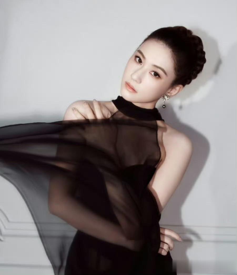 何超莲黑裙造型优雅魅惑，精致配饰加持尽显名媛格调