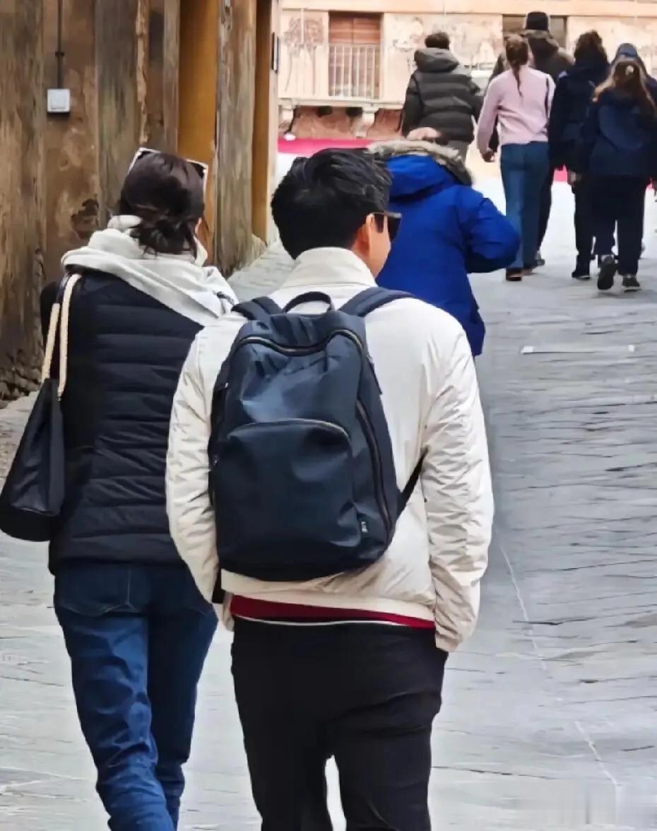 娜然跟霍启山回香港！男友忙工作她逛街消费，娜然脸肿开始幸福肥