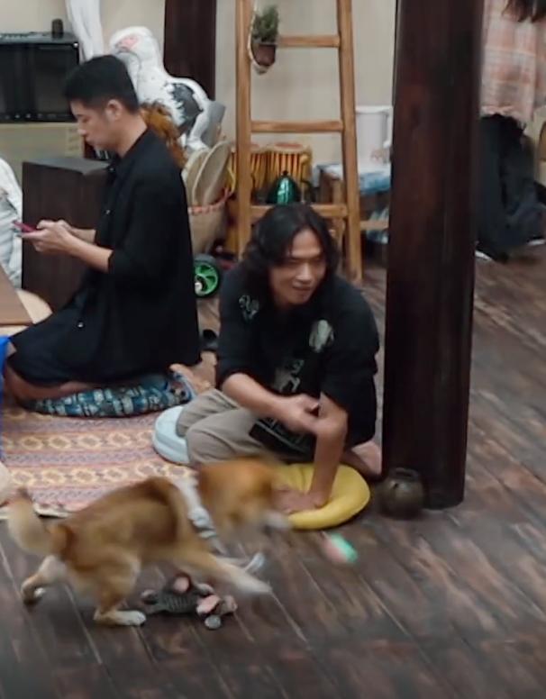 任重《向往生活》官宣已婚，和女星保持距离，用手机和孙骁骁聊天