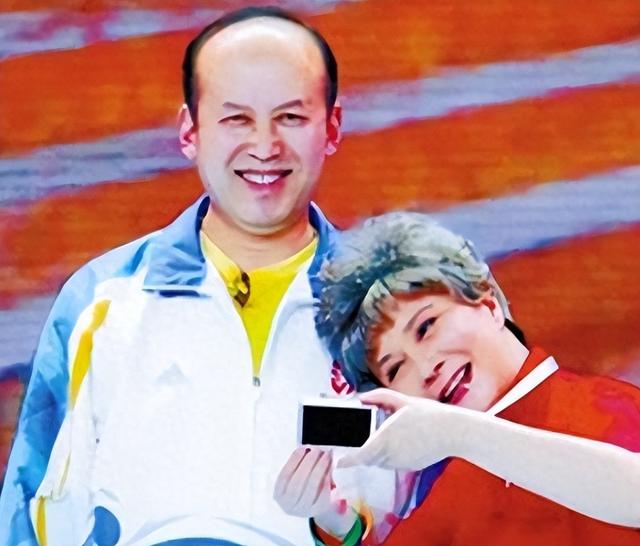 原来他就是蔡明儿子，年近40未婚未育，是蔡明的骄傲也是“遗憾”