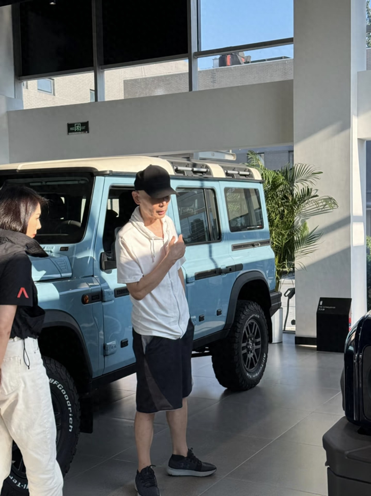 葛优在北京购买越野车，价值大约90万元，本人亲自去提车