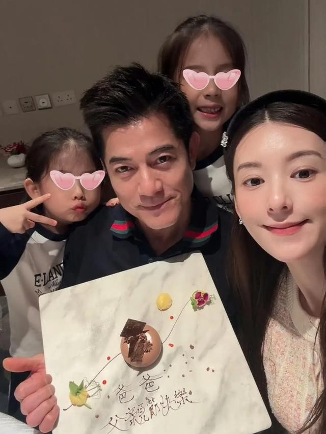 方媛深夜晒照祝郭富城父亲节快乐，一个细节疑暴露三胎孩子性别