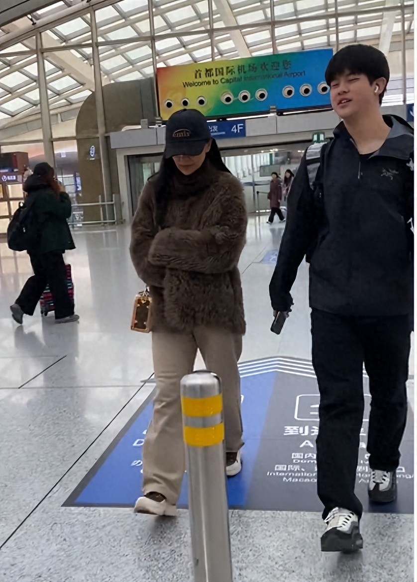 钱再多有什么用？年仅50岁就皮松肉垮的胡可，给所有女星提了个醒