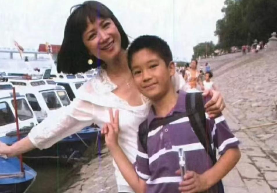 何晴病逝1天后，才发现独子名字取得暗藏深意，字字都有来头