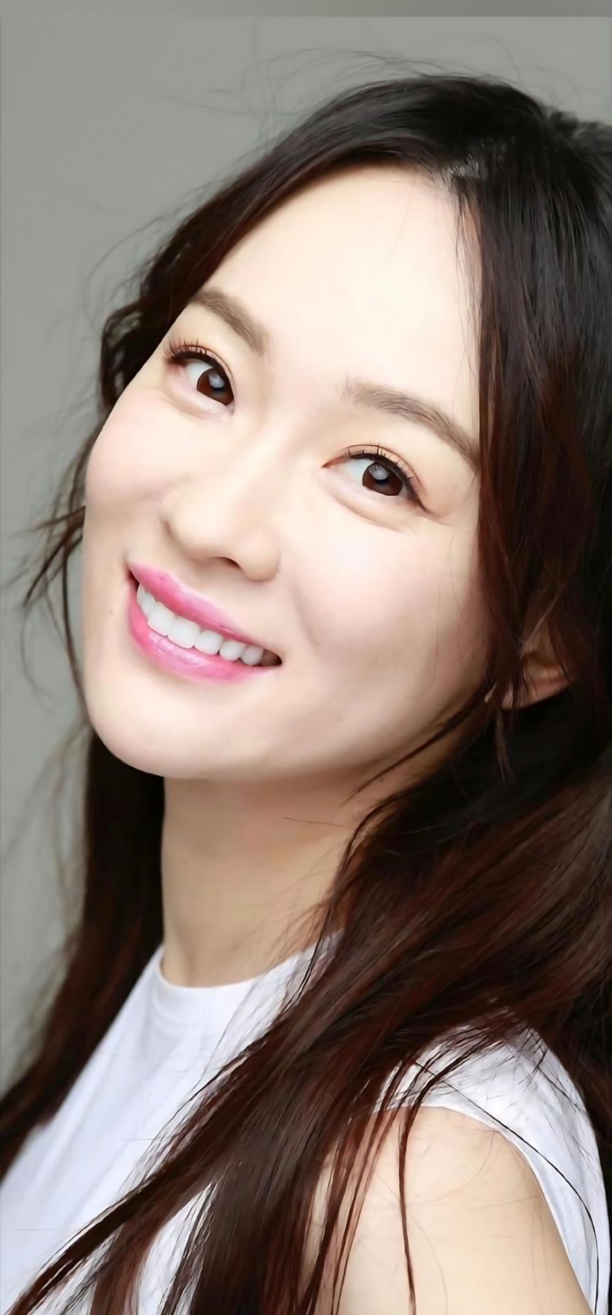 内娱“冻龄女神”!霍思燕穿绣花条纹衬衫,45岁状态比少女还灵