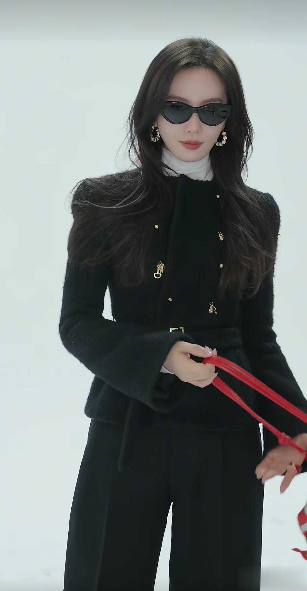 38岁刘诗诗活动穿搭：微卷发+收腰外套+阔腿裤，千金范十足