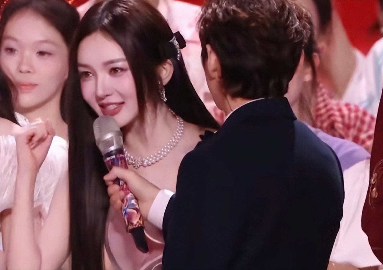 跨年晚会镜头好真实，明星全露怯，戚薇脸僵，陈都灵肿，朱迅怎么长这样了