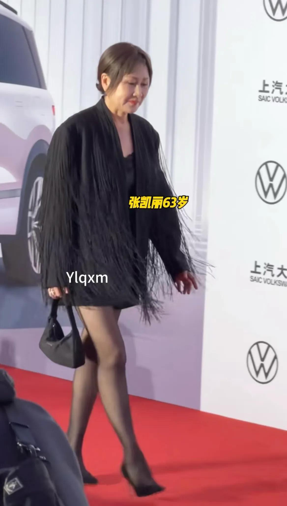 63岁张凯丽穿“不得体”短裤火上热搜，刘晓庆的话，终于有人信了