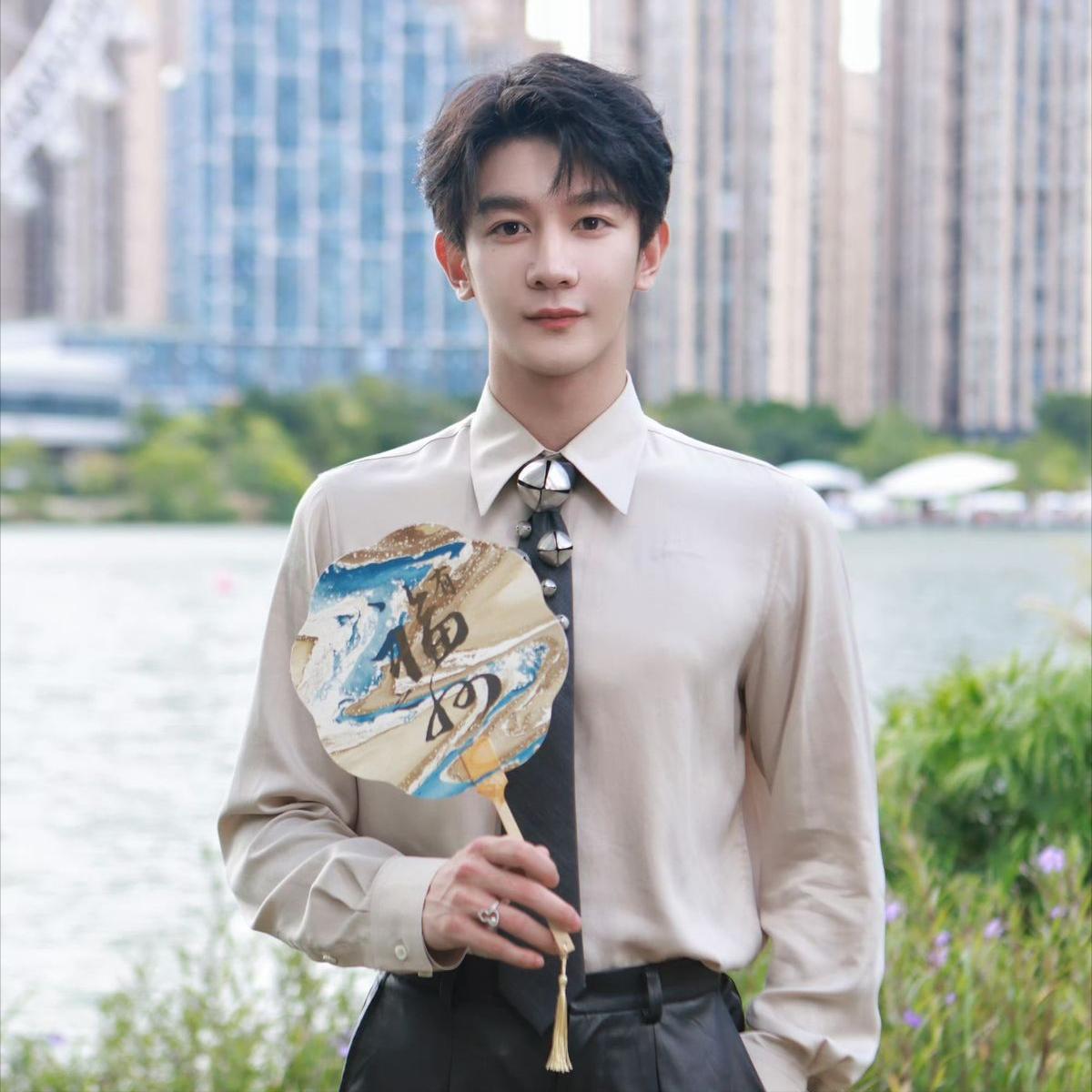 出道十年两次选秀，如今官宣进于正公司的他，能成为下一个许凯吗