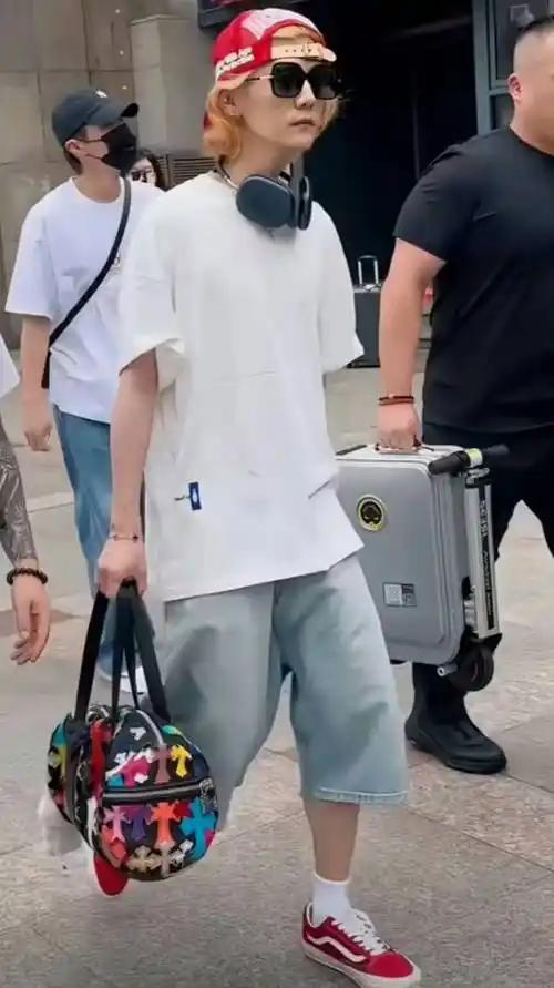 回旋镖正中眉心！鹿晗在演唱会公开摘戒指，撕下关晓彤最后的体面